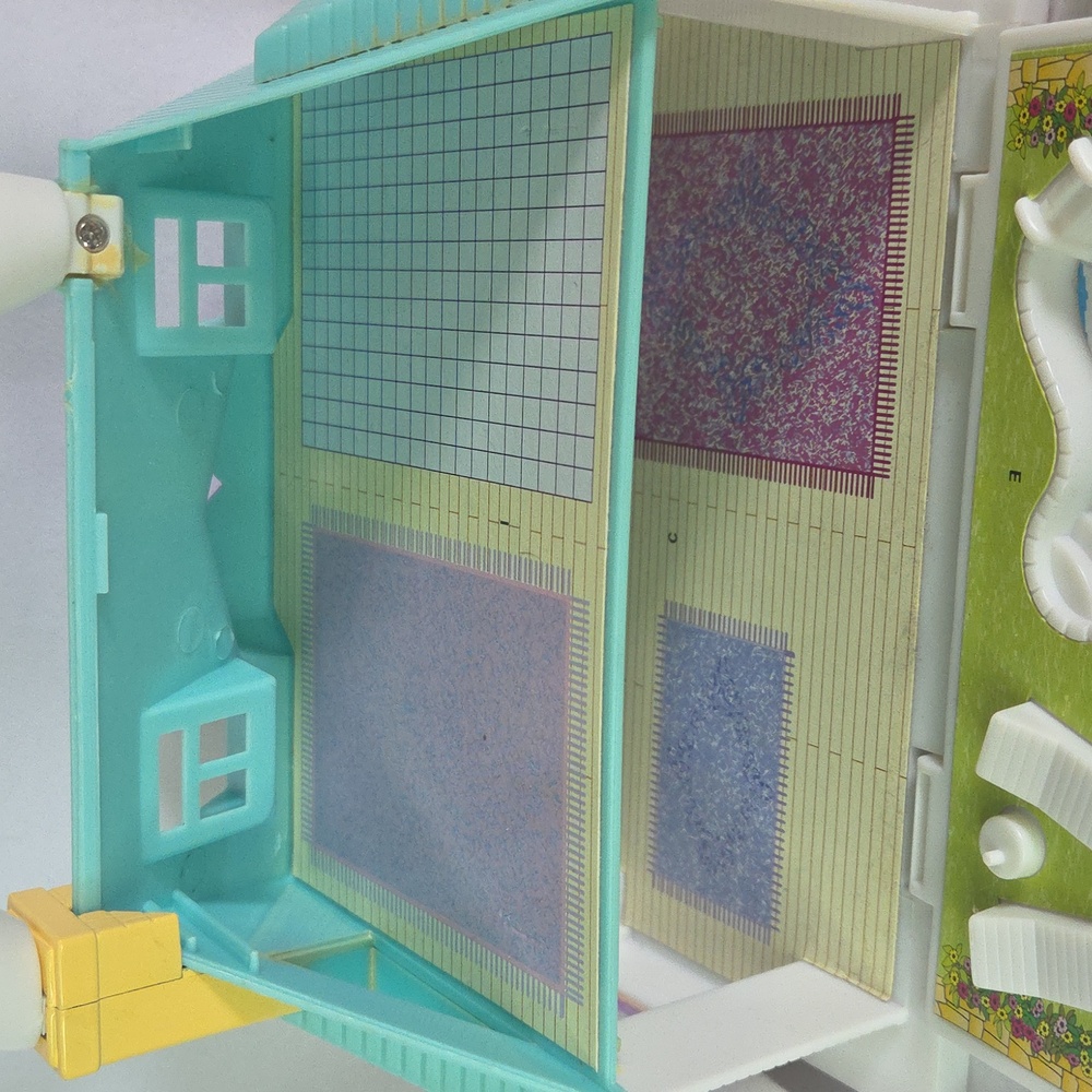 Blue box Polly Pocket Style Vintage Doll house w/ Pool and Garden - Picture 4 of 10